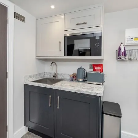 The Old - The Hole In The Appartement *