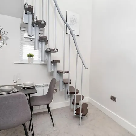 The Old - The Hole In The Apartman York