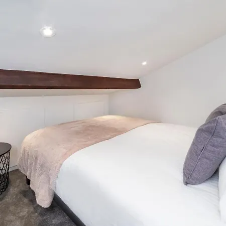 The Old - The Hole In The Appartement York